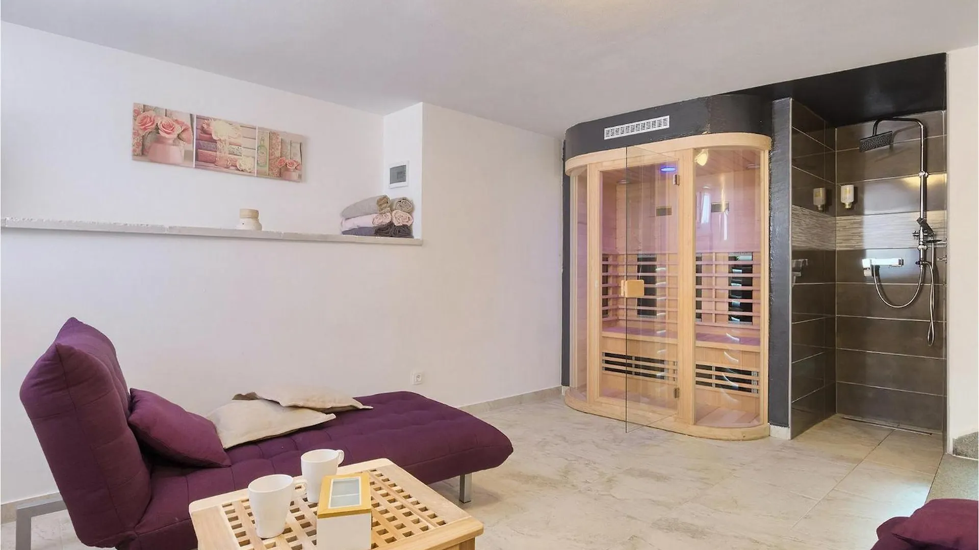 Villa Ferlini 0*,