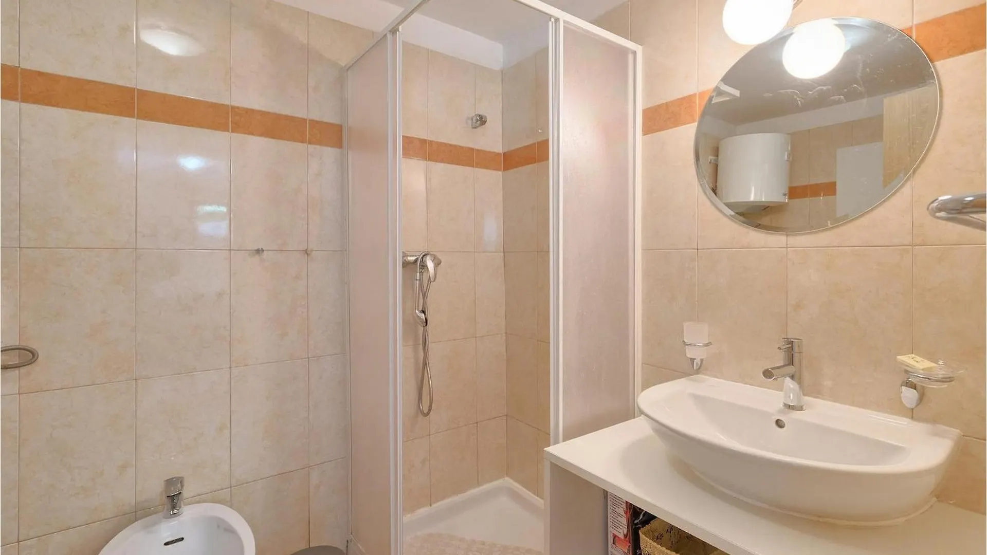 Villa Ferlini 0*,